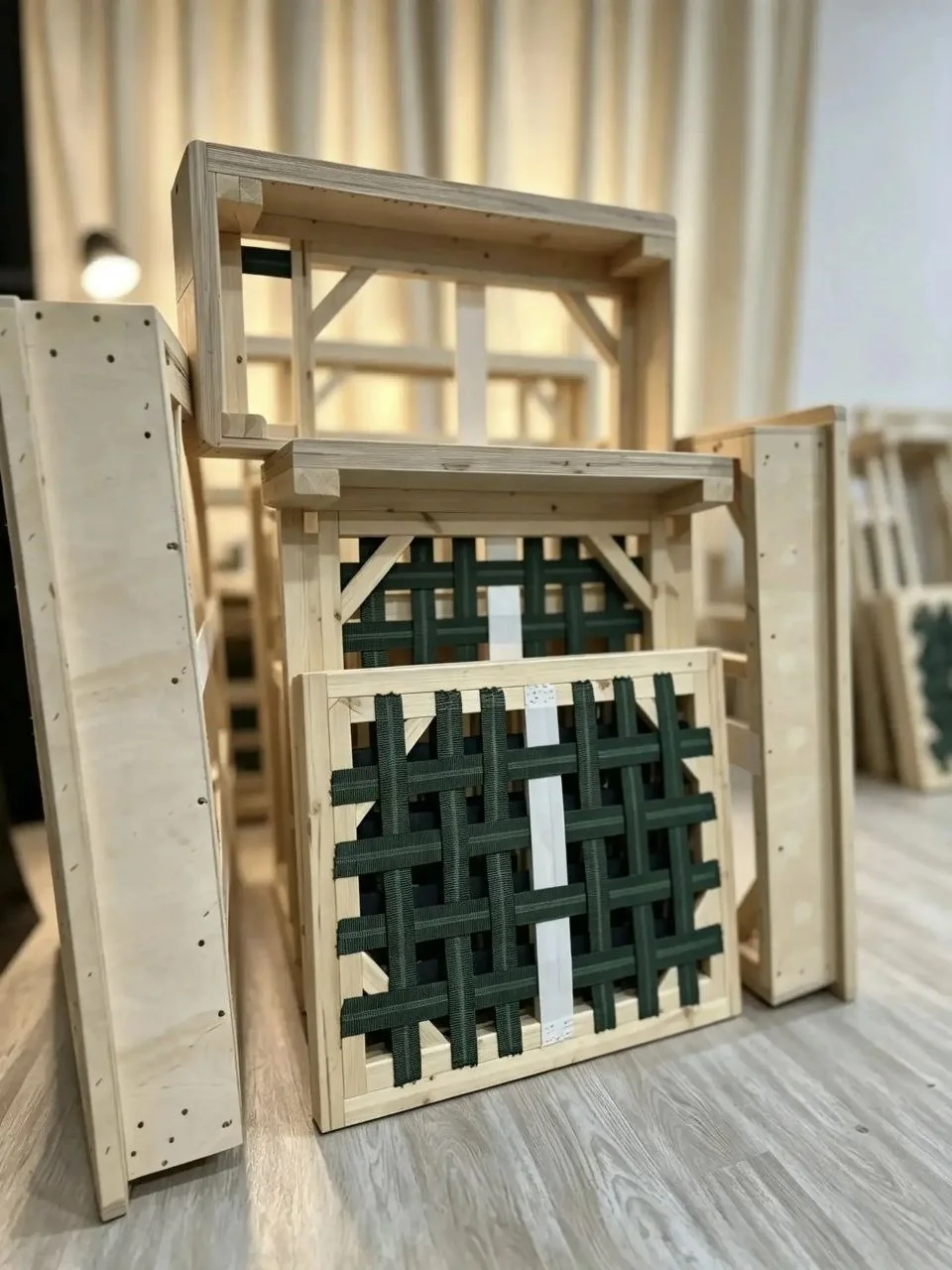Собранные каркасы дивана с эластичными ремнями